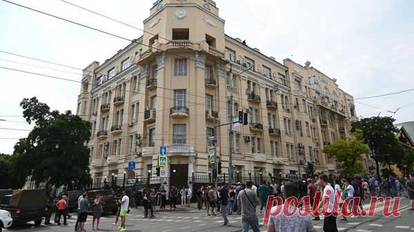 Танк группы "Вагнер" застрял в воротах у штаба ЮВО в Ростове-на-Дону