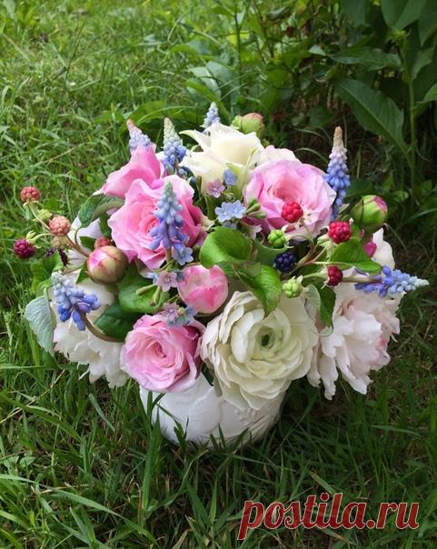 Всех приветствую! Доступна к продаже цветочная композиция из холодного фарфора. В составе: кустовые розочки, пионы, бутоны пионов, ранункулюсы, веточки ежевики, незабудки, мускари, зелень (всего 39 элементов). Высота композиции вместе с кувшином 28см, ширина 30см. Полностью ручная работа.Бесплатная доставка по Москве и МО. На все интересующие Вас вопросы отвечу в личных сообщениях.Так же изготовлю любые цветы по Вашему желанию.