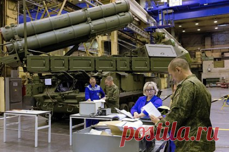 В США рассказали о поразительной адаптивности российского ОПК к санкциям. Российский оборонно-промышленный комплекс (ОПК) показал поразительную адаптивность к западным санкциям. Об этом в публикации американского издания Defense News рассказали эксперты Макс Бергманн и Тина Долбая. Авторы признают, что Россия приложила значительные усилия по увеличению производства военной техники.