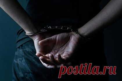 Российского подростка приговорили за обман пенсионерок на два миллиона рублей. В Воркуте суд приговорил 17-летнего местного жителя к трем годам лишения свободы условно за мошенничество. Подростка признали виновным по статье 159 УК РФ. По версии следствия, он обманом похитили у 76-летней местной жительницы 800 тысяч рублей, а у 93-летней— более миллиона рублей.
