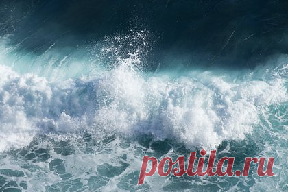 Россиянин искупался в штормовом море на Бали и отправился в больницу с травмами. На Бали спасли российского туриста, который отправился купаться в море несмотря на шторм. Инцидент произошел в воскресенье вечером, 26 марта, на популярном пляже Келингкинг. Отмечалось, что национальное агентство метеорологии Индонезии (BMKG) тем же днем ранее выпустило предупреждение об опасности купания в море.