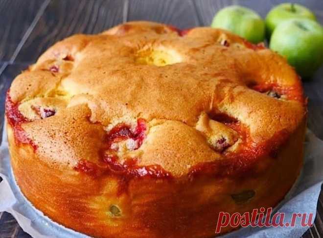 Пирог получается мягче и сочнее, чем шарлотка
⠀Вкусные домашние рецепты
 Простые рецепты в домашних условиях с фото пошагово

 Ингредиенты:
-2 яйца
-250 мл сахара
-1 ч. ложка соды
-0.5 стакана растительного масла (можно меньше)
-2 стакана муки
-1 стакан молока
— ванилин
-фрукты
Приготовление:
Муку перемешиваем с содой. Взбиваем яйца с сахаром, добавляем масло, молоко, ванилин и муку. Форму смазываем маслом и посыпаем мукой. Выливаем тесто в форму. Сверху выкладываем фрукты...