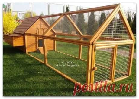 Стены, пол и кровля курятника

Укладка бруса.

Если вы решите возводить курятник своими руками, то стройте его из бруса по стандартной технологии. 
Первый венец изолируем от фундамента двойным слоем рубероида, и концы бруса соединяем в полдерева.

Далее, кладем половые лаги из бруса сечением 100х150 мм (кладем на ребро) с расстоянием в 50 см друг от друга и промежутки между ними заделываем обрезками из бруса.

Уплотнитель межбрусовый.
Следом идет второй венец, третий и так...