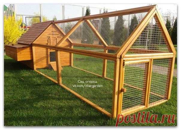 Стены, пол и кровля курятника
Укладка бруса.
Если вы решите возводить курятник своими руками, то стройте его из бруса по стандартной технологии. 
Первый венец изолируем от фундамента двойным слоем рубероида, и концы бруса соединяем в полдерева.
Далее, кладем половые лаги из бруса сечением 100х150 мм (кладем на ребро) с расстоянием в 50 см друг от друга и промежутки между ними заделываем обрезками из бруса.
Уплотнитель межбрусовый.
Следом идет второй венец, третий и так...