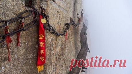 Самые опасные пешеходные маршруты в мире | Журнал "JK" Джей Кей Одни из самых опасных путешествий, которые только можно совершить на нашей планете, требуют от вас активности не больше, чем просто переставлять ноги одну за другой. Бездонная пропасть внизу, дикие животные, невыносимая жара — лишь то немногое, что способно превратить ваш поход в настоящие игры со смертью.