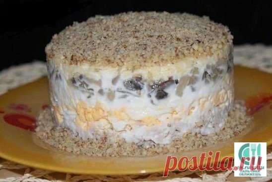 САЛАТ С КУРИЦЕЙ, ГРИБАМИ И ГРЕЦКИМ ОРЕХОМ 
Скорее забирай, чтобы не потерять 
Ингредиенты:
Филе куриное - 150 г
Яйца - 2 шт
Грибы - 100 гр
Лук репчатый - 1 шт
Сыр - 100 г
Чеснок - 2 зубчика
Орехи грецкие - 50 г
Майонез - по вкусу
Приготовление:
1.Репчатый лук мелко нарезать. Грибы отварить в подсоленной воде 15 минут. На раскаленной сковороде обжарить на растительном масле грибы с луком. Остудить.
2.Филе отварить до готовности, остудить и мелко нарезать.
3.Яйца отварить и натереть на терке.
4.