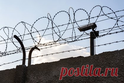 27-летнюю надзирательницу обвинили в многочисленных романах с заключенными