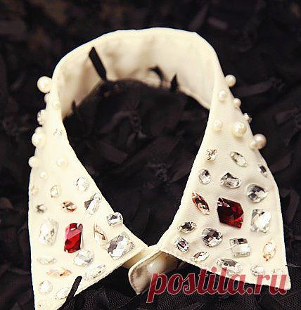 Красивый и стильный накладной воротник расшит цветными камнями и стразами