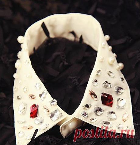 Красивый и стильный накладной воротник расшит цветными камнями и стразами