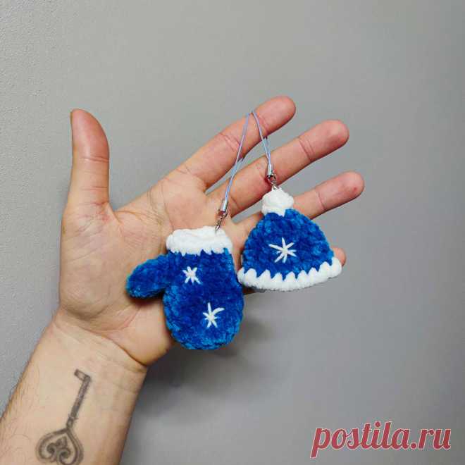 PDF Варежка и шапочка крючком. FREE crochet pattern; Аmigurumi toy patterns. Амигуруми схемы и описания на русском. Вязаные игрушки и поделки своими руками #amimore - маленькие украшения на ёлку к Новому году, ёлочные игрушки в виде варежки и шапки, новогодний сувенир из плюшевой пряжи, плюшевые украшения на ёлку.