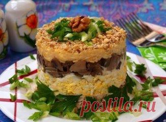 Ингредиенты:
Куриное мясо копчёное — 150 Грамм
Яйцо куриное — 2 Штуки (отваренное в крутую)
Шампиньоны — 150 Грамм
Лук репчатый — 1 Штука (крупная луковица)
Орех грецкий — 40 Грамм
Сыр — 50 Грамм (твёрдые сорта)
Майонез — 8 Ст. ложек
Масло растительное — 1 Ст. ложка
Соль — По вкусу
Перец — По вкусу
Чеснок — 1 Зубчик
приготовления:
Копчёное куриное мясо нужно 
отделить от костей и нарезать небольшими кусочками. Подготовьте тарелку,
 в которой будет подаваться салат. Также понадобится салатное ко