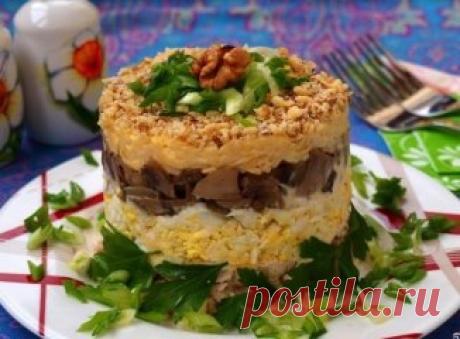 Ингредиенты:
Куриное мясо копчёное — 150 Грамм
Яйцо куриное — 2 Штуки (отваренное в крутую)
Шампиньоны — 150 Грамм
Лук репчатый — 1 Штука (крупная луковица)
Орех грецкий — 40 Грамм
Сыр — 50 Грамм (твёрдые сорта)
Майонез — 8 Ст. ложек
Масло растительное — 1 Ст. ложка
Соль — По вкусу
Перец — По вкусу
Чеснок — 1 Зубчик
приготовления:
Копчёное куриное мясо нужно 
отделить от костей и нарезать небольшими кусочками. Подготовьте тарелку,
 в которой будет подаваться салат. Также понадобится салатное ко