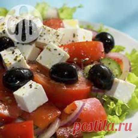 Греческий салат с брынзой и маслинами