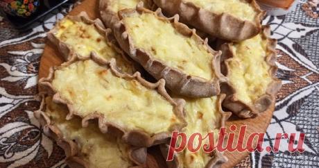 Калитки - пошаговый рецепт с фото. Автор рецепта Ирина  Конышева . Калитки - пошаговый рецепт с фото. Давно привлекают меня эти пирожки с таким красивым названием, но попробовала приготовить их сегодня впервые. Сначала в качестве начинки для них использовались каши, ячневая или пшённая, но после того, как в Россию был завезён картофель, именно картофельная...