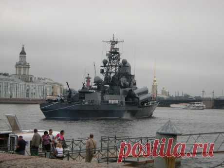 На Неве на рейде корабль ВМФ России.