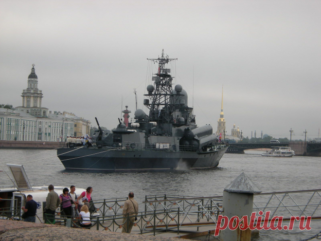 На Неве на рейде корабль ВМФ России.