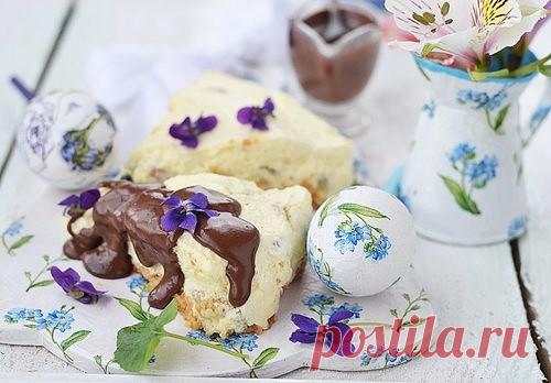 #Кулинария
Творожная пасха с шоколадным соусом 
 
Еще одно традиционное и обязательное блюдо пасхального стола — собственно пасха. Сладкая, из хорошего, в идеале — рыночного творога, густой сметаны, яиц. Добавляют в нее изюм, цукаты, иногда орехи. Делают в специальной форме, с рисунком в виде букв Х и В. Ну, а мы сегодня приготовим пасху современную, в модном формате чизкейка. Не очень трудоемкую, невероятно вкусную и сладкую, с густым шоколадным соусом. Специальная форма ...