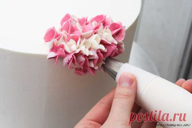 Очень красивый весенне- цветочный тортик. Мастер класс по оформлению торта кремовыми цветами.