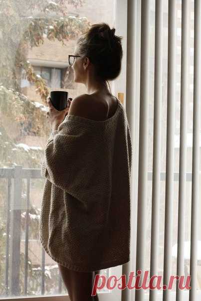 Почему-то не спится - душно! 

Открываю дверь на балкон. 

Мне в объятия серое утро 

отгоняя последний сон. 

Предрассветное, полное 
свежести 

ароматов и звуков весны, 

километров не мерянных 
нежности, 

нерастраченной силы любви... 

...Улыбаюсь я мыслям 
нечаяным, 

что приходят мне в свете 
зари. 

Может быть с чашкой кофе 
заваренным 

Обо мне вспоминаешь ты? 
Александр Гавриленко