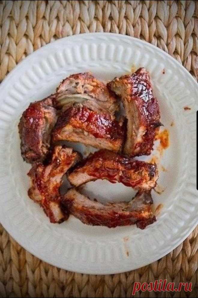 Очень простой и невероятно вкусный рецепт ребрышек

Ингредиенты:

500 гр ребрышек
соль
молотый перец чили
молотый чеснок(порошок)
эстрагон
базилик
молотая копченая паприка(с легкостью можно заменить на некопченую)

Для соуса:
полчашки кетчупа(118 мл)
столовая ложка красновинного уксуса
плотно утрамбованная столовая ложка коричневого сахара

Приготовления:

1.Подготовить ребрышки, промыть, обсушить, снять мембрану и лишний жир с мясной части
2.Смешать в одной емкости все пр...