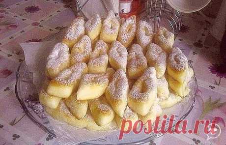 ВЕРГУНЫ "ПОЛТАВСКИЕ"
Пышные, вкусные вергуны, готовятся быстро и так же быстро съедаются.
Тесто: 
мука
стакан кефира 
1-2 яйца 
0,5 стакана сахара
1 пакетик разрыхлителя ( на 0,5 кг муки)
Приготовление:
Замесить не очень крутое тесто. Накрыть полотенцем дать ему полежать минут 30, не меньше. Затем раскатываем прямоугольник, нарезаем на полосочки, в середине полосочки сделать надрез.и через этот надрез вывернуть внутрь тесто. Жарить на растительном масле до золотистого цвет...