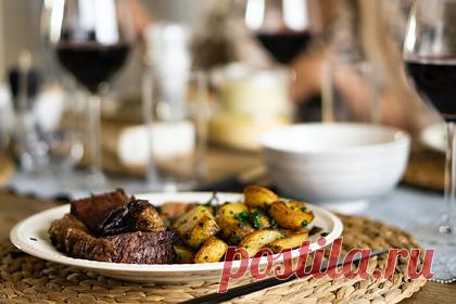 Девушка поругалась с экономящим на еде для матери отчимом и нашла поддержку. Девушка пожаловалась на скупость мужа матери и нашла понимание в сети. Например, в фастфуд-ресторанах мужчина просил жену отказаться от сыра в бургере, блюд с содержанием мяса или от напитка. Однажды он предложил падчерице и ее молодому человеку заказать детскую порцию лазаньи вместо взрослой, чтобы сэкономить.