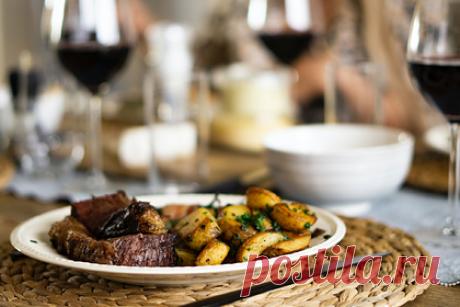 Девушка поругалась с экономящим на еде для матери отчимом и нашла поддержку. Девушка пожаловалась на скупость мужа матери и нашла понимание в сети. Например, в фастфуд-ресторанах мужчина просил жену отказаться от сыра в бургере, блюд с содержанием мяса или от напитка. Однажды он предложил падчерице и ее молодому человеку заказать детскую порцию лазаньи вместо взрослой, чтобы сэкономить.