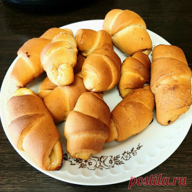 Ватрушки с творогом. Постное дрожжевое тесто. Рогалики из постного ржано-пшеничного теста  ♥ 300 г муки, ♥ 200 г творога, ♥ 1 яйцо, ♥ 3 ст. ложки растительного масла, ♥ 2 ст. ложки сахара, ♥ соль по вкусу. Смешайте творог с яйцом, сахаром и солью. Добавьте растительное масло и муку и замесите тесто. Из полученного теста слепите шарики и раскатайте их в лепешки толщиной около 1 см. На середину каждой лепешки положите начинку и защипните края. Выложите пирожки на противень, смазанный растительны…