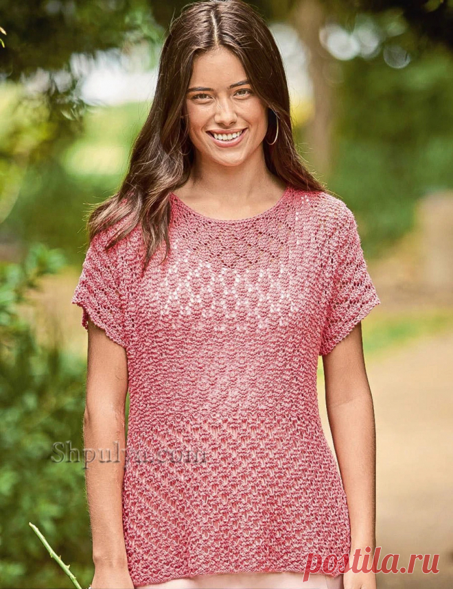 Множество комбинаций можно придумать с полупрозрачным ярко-розовым пуловером, в котором сочетаются два вида ажура, – особенно если подобрать к нему компаньон в в нейтральной гамме.