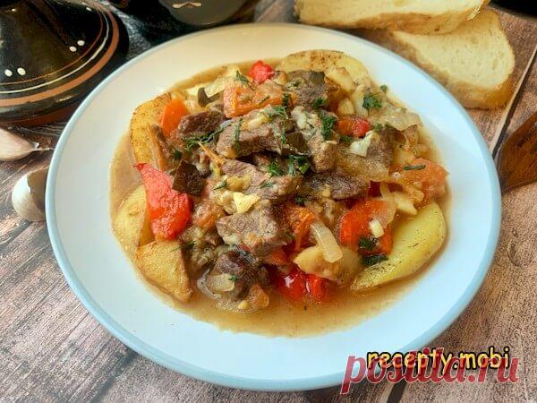 Чанахи в горшочках

✅ Ингредиенты:
▫ 300 г мяса;
▫ 300 г баклажанов;
▫ 300 г томатов;
▫ 200 г сладкого перца;
▫ 300 г картофеля;
▫ 100 г лука;
▫ 2 зубчика чеснока;
▫ 1 ч. л. приправы хмели-сунели;
▫ ½ ч. л. молотого перца чили;
▫ 2 ч. л. соли;
▫ 20 г сливочного масла;
▫ 6 горошин чёрного перца.