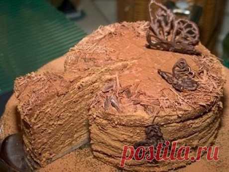 Торт «Трюфель» с лесными орехами
Шикарный тортик к Новому году. 
⠀
Ингредиенты:
⠀
мука пшеничная - 6 столовых ложек
сахарная пудра - 6 столовых ложек
яичный желток - шесть штук.
какао-порошок - три столовых ложки
яичный белок - пять штук.
масло сливочное - 1/2 стакана для бисквита и четыре столовых ложки - для начинки
сливки - 1 стакан
шоколад - 300 грамм
ром - 1/2 стакана
сироп клубничный - 1/2 стакана
⠀
Способ приготовления:
⠀
Для бисквита взобьем желтки с сахарной пудро...