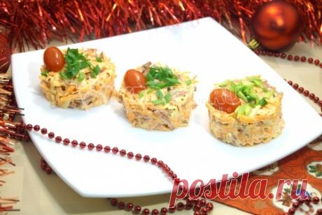 Салат «Новогодний эльф» Самое чудесное, что салат «Новогодний эльф» можно быстренько настругать в салатницу или подать как салат-закуску в маленьких порциях. А, возможно, вам захочется просто использовать его в качестве начинки для тарталеток. Выбор за вами!