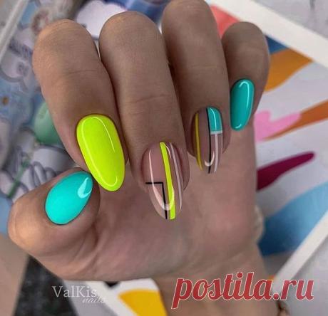 Стильный яркий маникюр