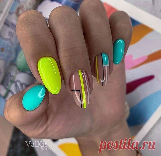 Стильный яркий маникюр