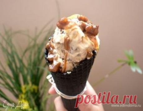 Карамельное мороженое с карамельными орешками .