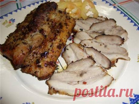 Грудинка свиная, запеченная в аэрогриле Мясо натираю солью и специями, обкладываю раздавленным чесноком, дольками лимона. Кладу мясо в пакет и убираю в холодильник на сутки. В промежутке еще пару раз обминаю мясо в пакете и переворачиваю. Перед запеканием снимаю с мяса лимон и чеснок. Кусок мяса был разной толщины. Укладываем мясо на верх