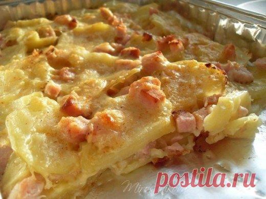 Приготовь эту вкуснятину к ужину – Картофель запеченный с сыром и карбонадом Ингредиенты: карбонад (ветчина,любое подкопченное мясо) 7-8 средних картофелин сыр (кол-во карбонада и сыра на вкус) 1 маленькая луковица 2 ст.л. муки 1/2 стакана молока соль,черный перец по вкусу Приготовление: Нарезаем мелко лук и обжариваем, добавляем карбонад порезанный кубиками, и обжариваем 3 минуты. В муку добавляем соль и перец, вливаем теплое молоко, перемешиваем до однородности. Нарезаем […]