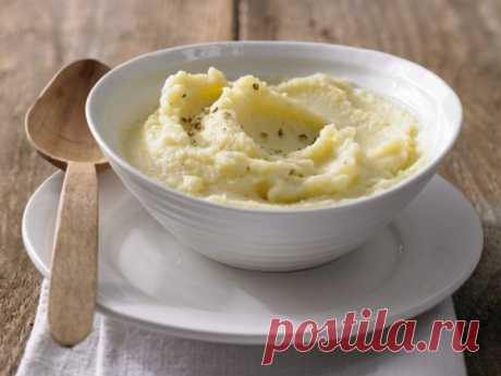 ​Картофель, вареный в молоке Ингредиенты:
Картофель &mdash; 5-7 шт.Молоко &mdash; по вкусуСоль, перец &mdash; по вкусуПриготовление:1. Очищенный и нарезанный картофель варите в воде 10 минут.2. Слейте воду, выложите полусырой картофель в кипящее молоко. Жидкость должна слегка не доходить до края картофеля. Варите до...