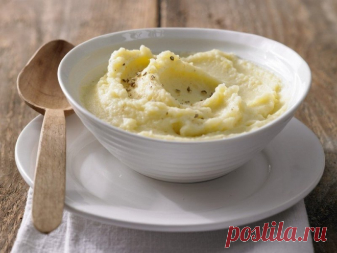 ​Картофель, вареный в молоке Ингредиенты:
Картофель — 5-7 шт.Молоко — по вкусуСоль, перец — по вкусуПриготовление:1. Очищенный и нарезанный картофель варите в воде 10 минут.2. Слейте воду, выложите полусырой картофель в кипящее молоко. Жидкость должна слегка не доходить до края картофеля. Варите до...