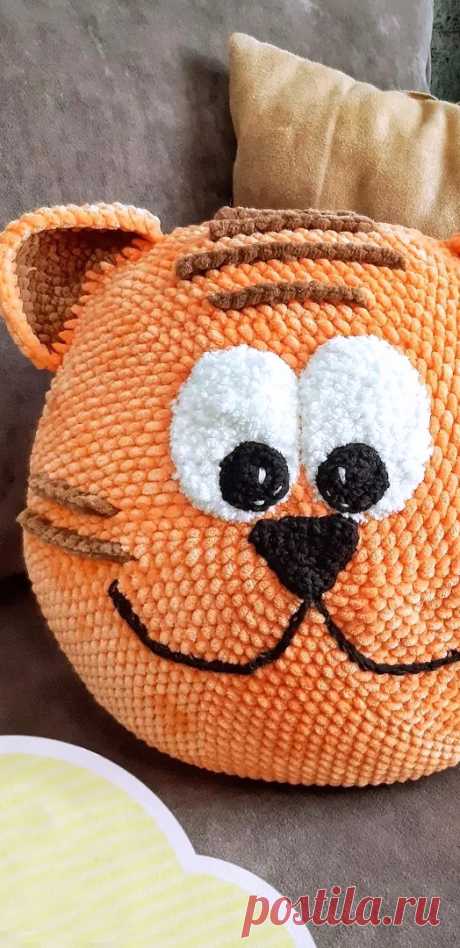 PDF Подушка Тигрёнок крючком. FREE crochet pattern; Аmigurumi animal patterns. Амигуруми схемы и описания на русском. Вязаные игрушки и поделки своими руками #amimore - плюшевый тигр, тигренок из плюшевой пряжи, котик, кот, кошечка, кошка, котенок.