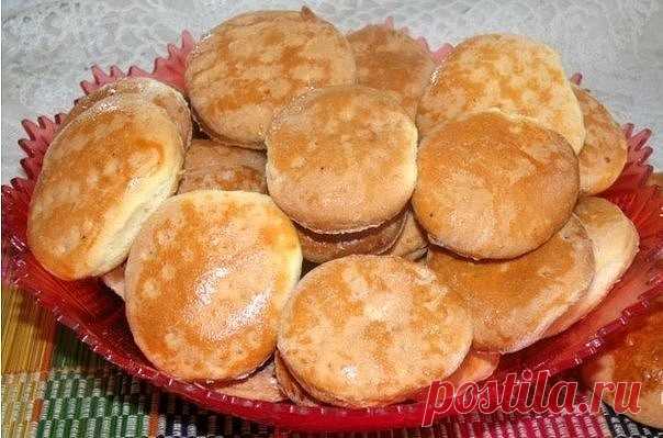 ПРЯНИКИ НА СМЕТАНЕ 

Пряники на сметане - невероятно вкусные и ароматные - прямо как в детстве, попробуйте сами! 

В моей семье эти пряники называют бабушкиными. Рецепт ушел глубоко в прошлое, а вкус и сегодня нас радует. 

Эти пряники бабушка готовила на сметане. Она жила в селе и поэтому в молочных продуктах дефицита не знала. У меня коровы нет, поэтому я использую магазинную сметанку. Жирность беру минимальную. 

Пряники выпекаются очень быстро. Это тесто мне нравится т...
