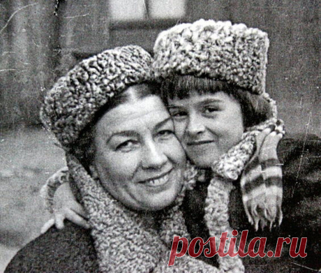 Царица русской народной песни. Лидия Русланова. 

Лидия Русланова обладала красивым и сильным голосом широкого диапазона. Она создала свой стиль исполнения народных песен, которые собирала всю жизнь. Среди наиболее популярных её песен: «Степь да степь кругом», «Липа вековая», «Я на горку шла», «Златые горы», «Окрасился месяц багрянцем», «Светит месяц», «Валенки» и многие другие. 
Лидия Русланова исполняла и песни советских композиторов. Одной из первых исполнила «Катюшу»