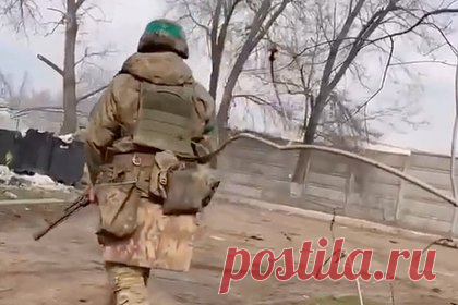 Появились кадры перебежек польских наемников в Артемовске. Видео движения польских наемников в Артемовске (дореволюционное название, принятое на Украине, — Бахмут) показал Telegram-канал «Военкоры русской весны» со ссылкой на польские ресурсы. На кадрах группа военных в полной выкладке и зелеными повязками на руках двигается перебежками от здания к зданию.