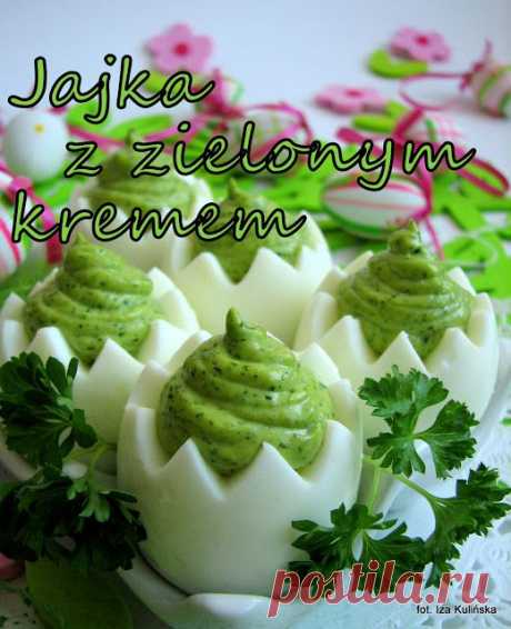Яйца с зеленым кремом