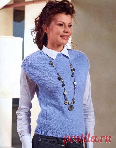 Жилет

Размер: 42

Вам потребуется:

200 г голубой пряжи Extrafine (100% мериносовой шерсти, 175 м/50 г) и 150 г голубой пряжи Prestigio (80% мохера, 20% нейлона, 245 м/25 г); спицы № 4 и 4,5, одна вспом. спица.

Постоянно вязать нитью в 2 сложения: 1 нить Extrafine + 1 нить Prestigio.

Двойная резинка:

контрастной нитью набрать половину требуемых петель;

1-й р.: рабочей нитью вязать * 1 лиц., 1 накид, повторять от *.

2-й р.: * накид провязать лицевой, снять 1 п. как из...