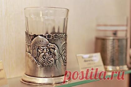 В Бийске открылась выставка об истории русских подстаканников. В музее истории Алтайской духовной миссии работает выставка, посвященная истории развития русских подстаканников. На выставке представлено 150 экспонатов из XIX, XX и XXI веков. Коллекция собиралась в течение 15 лет, экспонаты размещены в 12 витринах. Все они отличаются разнообразием орнамента.