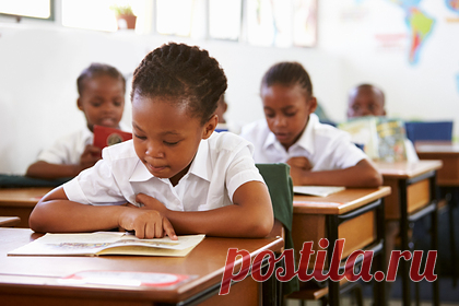 В ЦАР рассказали о пользе изучения русского языка. Изучение русского языка поможет в обучении и научной сфере. О пользе преподавания русского языка в университете рассказал министр высшего образования ЦАР Сисса-Магале. По словам министра, русский язык уже преподавался в ЦАР ранее. Он выразил надежду на достаточное количество преподавателей русского языка в ЦАР.