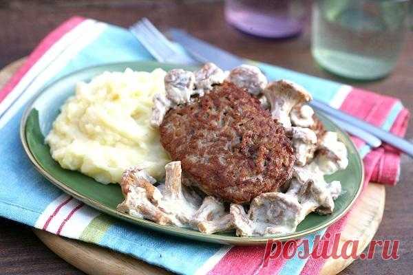 Лисички в сливочном соусе и мясной стейк: готовим ужин