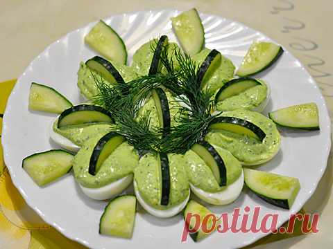 Фуршетная закуска. Оригинальная закуска из яиц Проникаясь особой атмосферой новогодних праздников, абсолютно каждая хозяйка желает сделать их приятными и незабываемыми одновременно.
