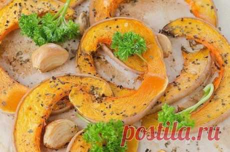 Тыквенные дольки, запеченные с чесноком - ароматный ПП-перекус!

Попробуйте! 

 на 100грамм - 71.51 ккалБ/Ж/У - 2.44/3.34/10.16

Ингредиенты:
Тыква, порезанная на дольки (300 г)
Чеснок 1 головка
Соль, перец, оливковое масло
Смесь прованских трав (базилик, орегано и тимьян) 1 ст. л.
Немного бальзамического уксуса

Приготовление:
1. Тыкву очистить от кожицы (можно это и не делать), нарезать на произвольные ломтики, выложить на застеленный пекарской бумагой противень.
2. Голо...